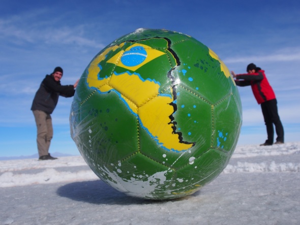 - La balle géante est à moi ! - Non à moi ! - La balle géante est à moi ! - Non à moi !