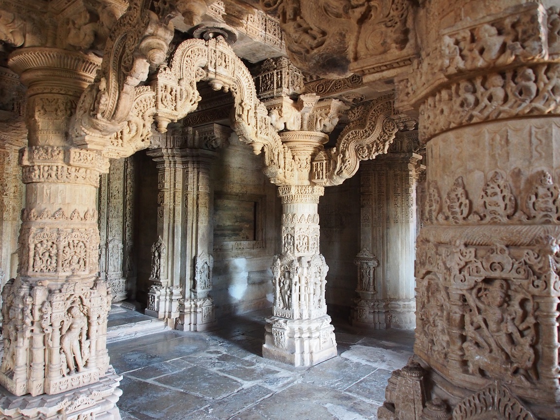 17 - Intérieur du temple Chaumukha Mandir - Ranakpur