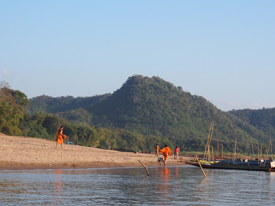 22 - Moines au bord du Mékong - Laos