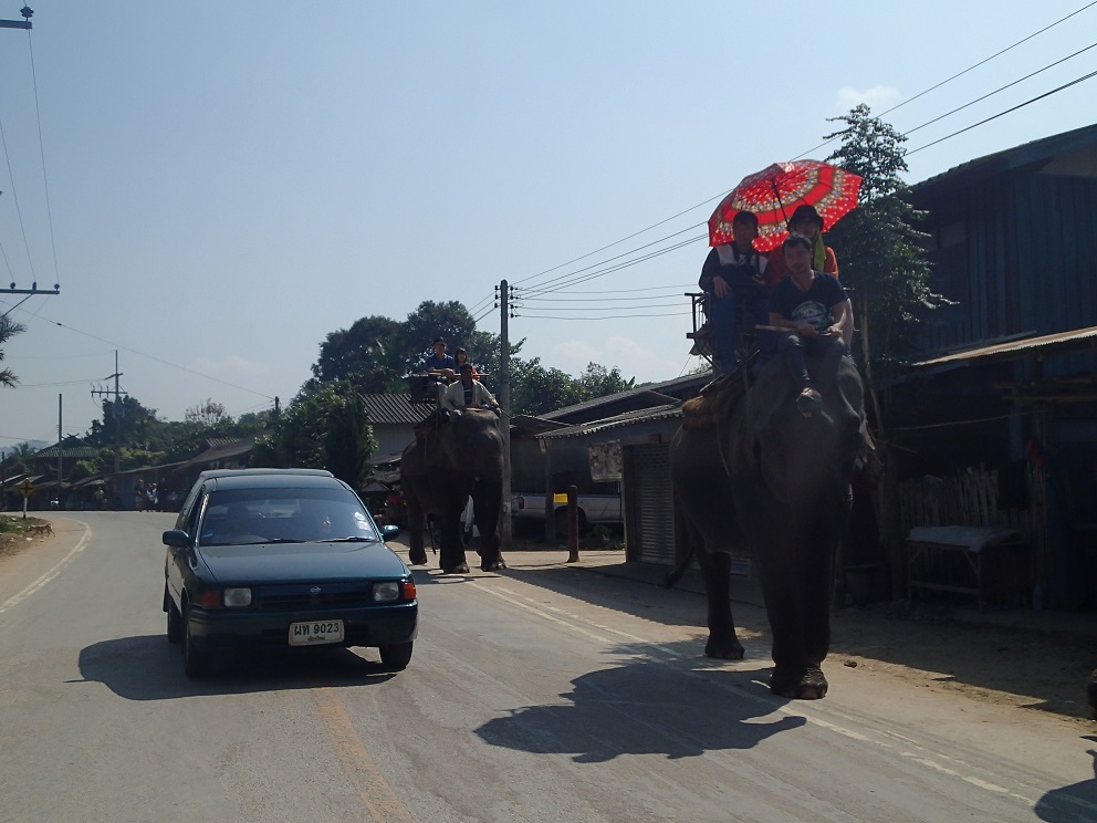03 - Priorité au poids lourds - Chiang Rai